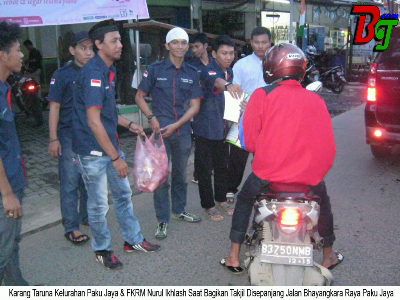 008 - Karang Taruna Kelurahan Paku Jaya Gandeng FKRM Bagi Takjil Ramadhan