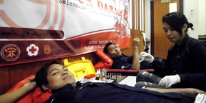 Salah Seorang Karyawan PT Indogravure Saat Mendonorkan Darahnya