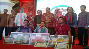 Plt Gubernur Banten Ir. H. Rano Karno dan Ibu didampingi Ir. Ambar Rahayu, MNS., dr. Erni Guntarti Tjahyo Kumolo, H. Airin Rachmi Diani, SH., MH., dan Arswendo Atmowiloto