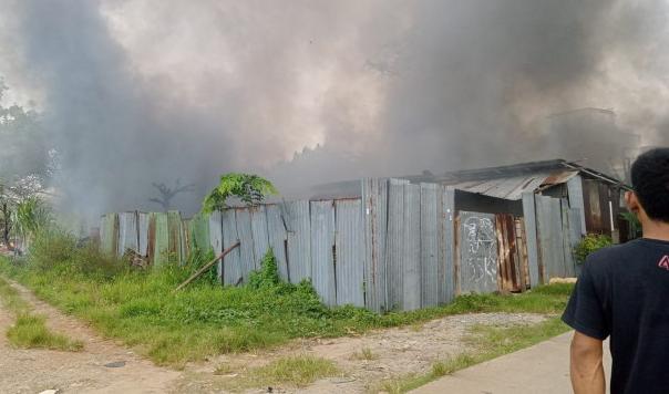 Bangunan Liar Terbakar Di Kawasan Kavling DPR Tangerang